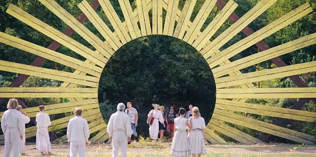 حقيقة-الفيلم-وما-الذي-يعنيه-حقا-Midsommar-2019