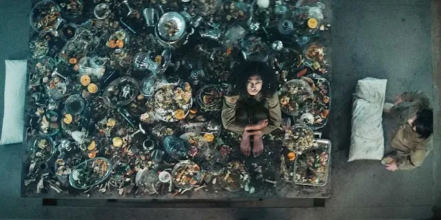 شرح-وتفسير-فيلم-The-Platform-الرأسمالية-والشيوعية،-عملتين-يلعب-عليهما-الفيلم